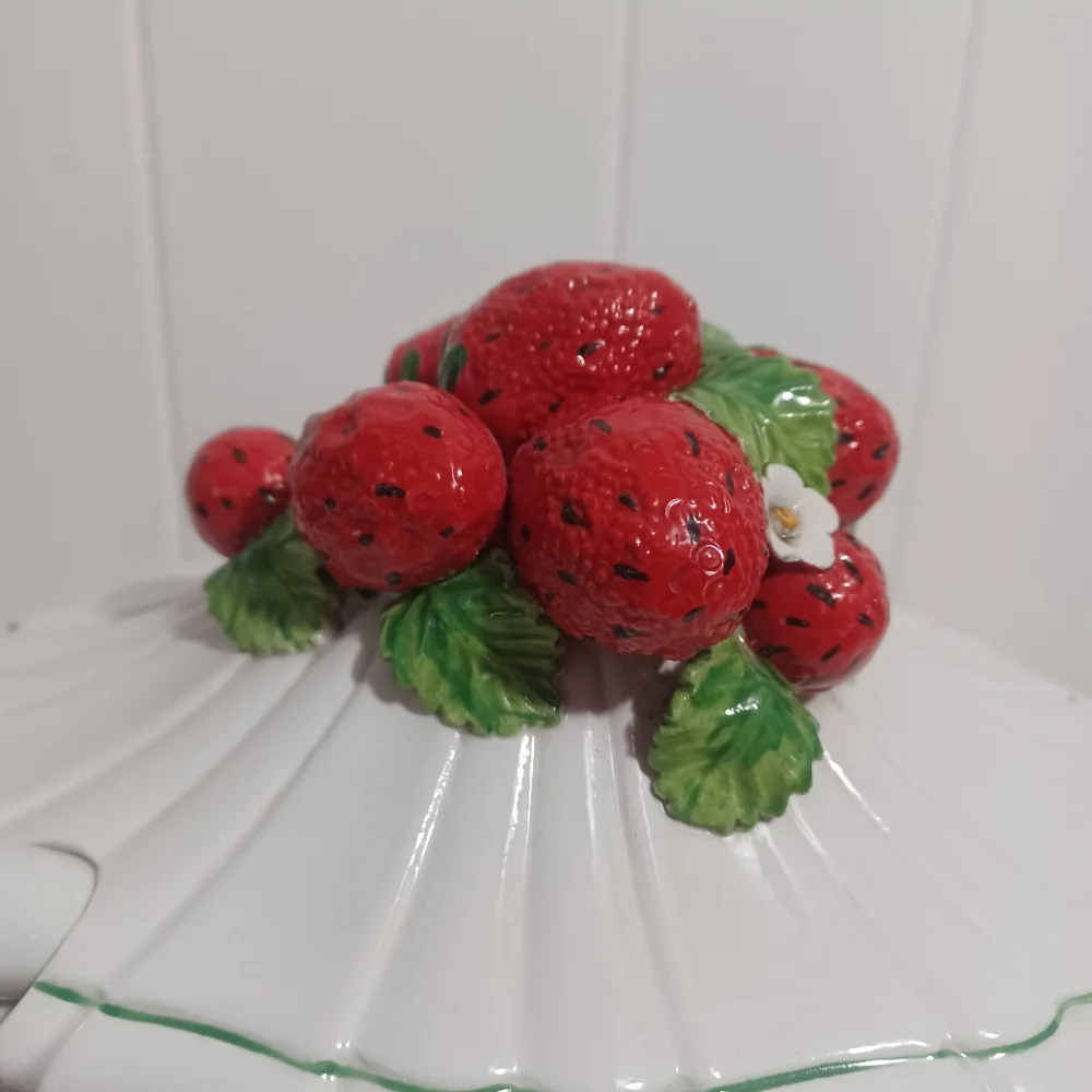 Italian Strawberry Tureen - Picture 6 of 13